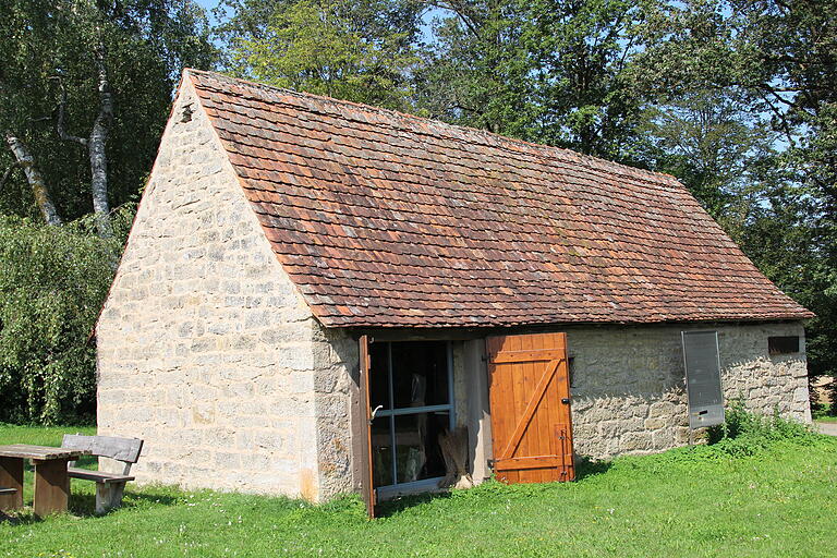 Die Flachsbrechhütte in Burgstall beherbergt ein kleines Museum und steht unter Denkmalschutz. Die Flachsbrechhütte in Burgstall beherbergt ein kleines Museum und steht unter Denkmalschutz.