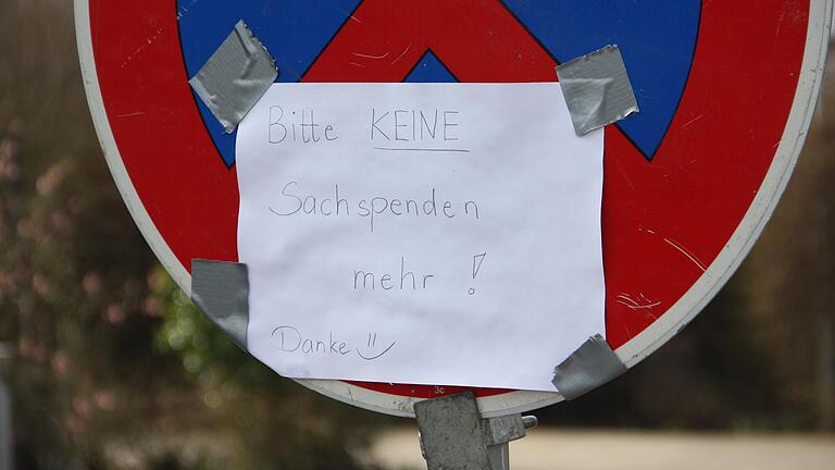Ein Hinweisschild an der Dreifachturnhalle in Gerolzhofen zeigt am Mittwoch an, dass für die dort untergebrachten Geflüchteten aus der Ukraine vorerst keine Sachspenden in großen Mengen mehr benötigt werden. Es geht allerdings weiter darum, bestimmten Bedarf zu decken. Ein Hinweisschild an der Dreifachturnhalle in Gerolzhofen zeigt am Mittwoch an, dass für die dort untergebrachten Geflüchteten aus der Ukraine vorerst keine Sachspenden in großen Mengen mehr benötigt werden. Es geht allerdings weiter darum, bestimmten Bedarf zu decken.