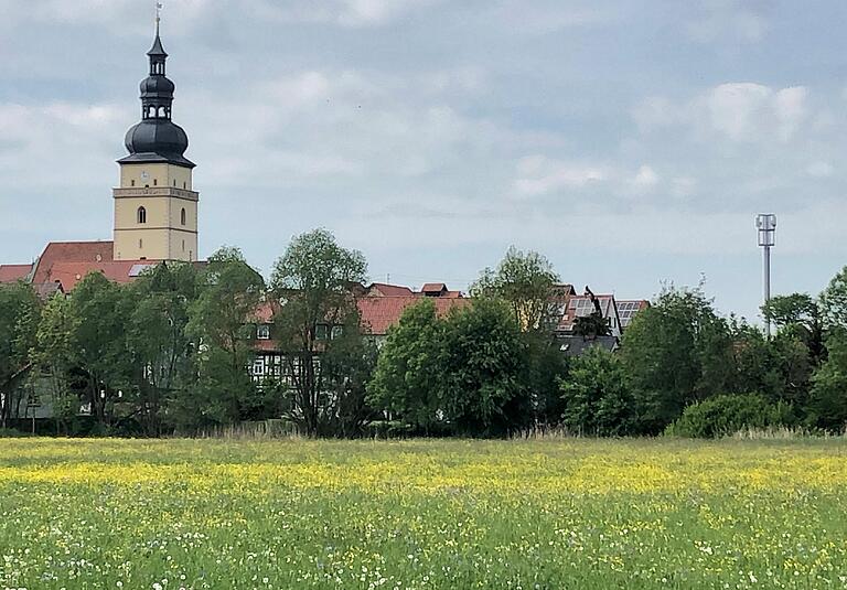 Eine Sache der Perspektive: Aus Blickrichtung Bad Königshofen, wird der Mast zwar auch nicht schöner, wirkt aber nicht ganz so störend im Umfeld der Kirche. Eine Sache der Perspektive: Aus Blickrichtung Bad Königshofen, wird der Mast zwar auch nicht schöner, wirkt aber nicht ganz so störend im Umfeld der Kirche.