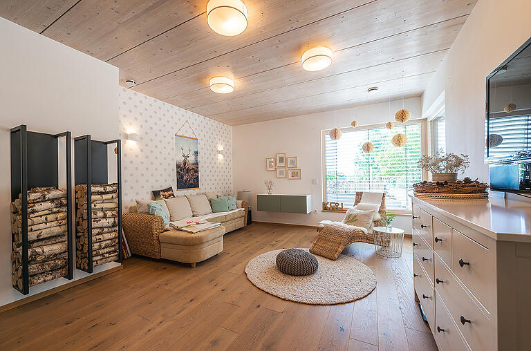 Das neue Haus der Familie Conrad in Greßthal, hier das Wohnzimmer, fügt sich in den alten Dreiseithof im Ortskern gut ein. Das neue Haus der Familie Conrad in Greßthal, hier das Wohnzimmer, fügt sich in den alten Dreiseithof im Ortskern gut ein.