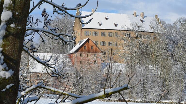 Das schneebedeckte Schloss Aschach. Das schneebedeckte Schloss Aschach.