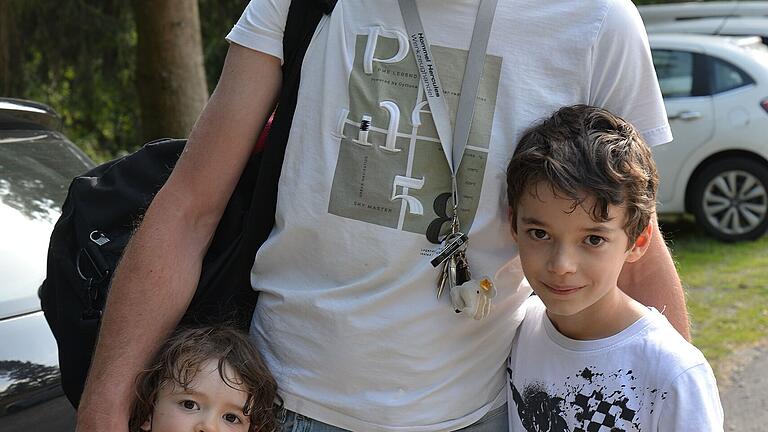 Besucher des Frammerbacher Schwimmbads: Dieter Kissner mit seinen Kindern Magdalena und Ferdinand. Besucher des Frammerbacher Schwimmbads: Dieter Kissner mit seinen Kindern Magdalena und Ferdinand.