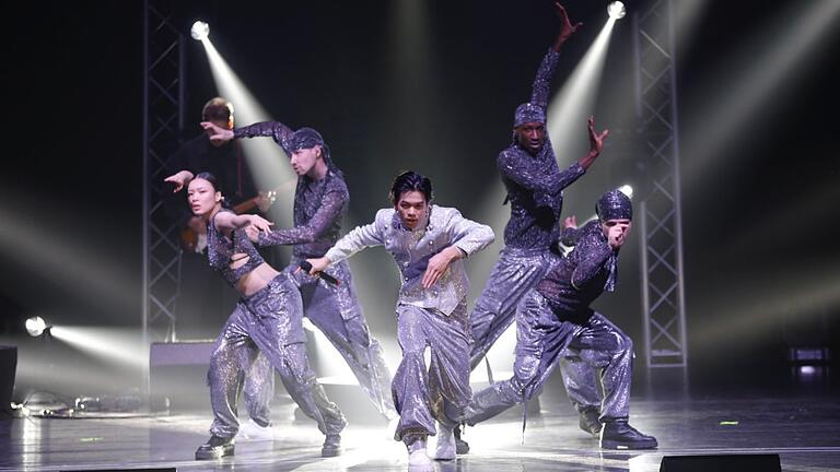 Mit K-Pop und V-Pop auf Tour: Sänger und Tänzer Trong Hieu Nguyen beim Auftritt im Teo-Otto-Theater in Remscheid. Mit K-Pop und V-Pop auf Tour: Sänger und Tänzer Trong Hieu Nguyen beim Auftritt im Teo-Otto-Theater in Remscheid.