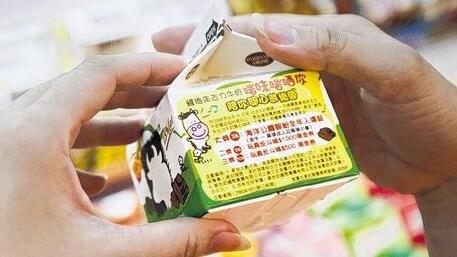 Kann ich das meinem Kind geben? Eine Kundin überprüft ein Milchprodukt in einem Supermarkt in Hongkong.