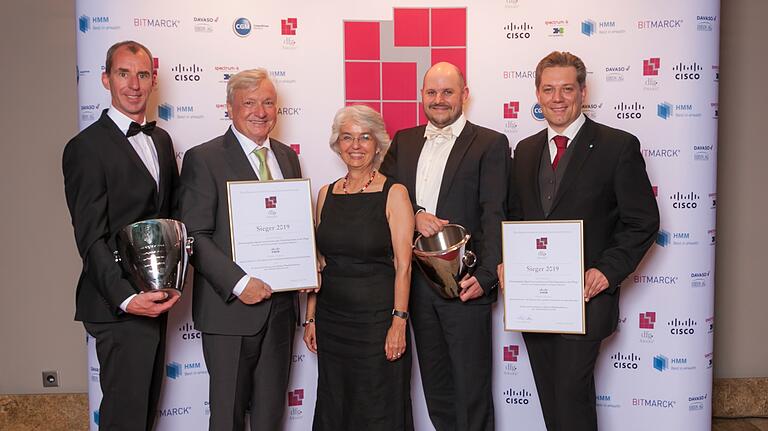 Preisverleihung im Juni in Hannover. Unser Bild von links: Joachim Schmelzer (Projektmitarbeiter am Leopoldina Krankenhaus), Geschäftsführer Adrian Schmuker, Elsbeth Baumann-Banzhaf (Organisation und Qualitätssicherung), sowie Sebastian Fraas und Daniil Liberman (beide Geschäftsführer Apenio GmbH & Co.KG). Preisverleihung im Juni in Hannover. Unser Bild von links: Joachim Schmelzer (Projektmitarbeiter am Leopoldina Krankenhaus), Geschäftsführer Adrian Schmuker, Elsbeth Baumann-Banzhaf (Organisation und Qualitätssicherung), sowie Sebastian Fraas und Daniil Liberman (beide Geschäftsführer Apenio GmbH & Co.KG).
