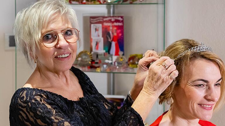 Zofe, Frisörin, mütterliche Freundin und gute Seele: Uschi Reinhard, die Prinzenpaar-Betreuerin der Schweinfurter ESKAGE. Sie sorgt dafür, dass Prinzessin Andrea Wieland immer perfekt aussieht.