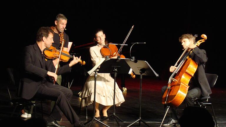 Kindern einen Zugang zu klassischer Musik zu eröffnen war das Ziel eines Konzerts  beim Kissinger Sommer. Geiger Tilman Hussla, Bratschistin und Autorin Bernadett Kis und Cellist Felix Thiemann setzen sich zusammen, um Bach und Mozart zu spielen. ...       -  Kindern einen Zugang zu klassischer Musik zu eröffnen war das Ziel eines Konzerts  beim Kissinger Sommer. Geiger Tilman Hussla, Bratschistin und Autorin Bernadett Kis und Cellist Felix Thiemann setzen sich zusammen, um Bach und Mozart zu spielen. Im Hintergrund der „Außerirdische“ I.O.