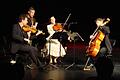 Kindern einen Zugang zu klassischer Musik zu eröffnen war das Ziel eines Konzerts  beim Kissinger Sommer. Geiger Tilman Hussla, Bratschistin und Autorin Bernadett Kis und Cellist Felix Thiemann setzen sich zusammen, um Bach und Mozart zu spielen. ...       -  Kindern einen Zugang zu klassischer Musik zu eröffnen war das Ziel eines Konzerts  beim Kissinger Sommer. Geiger Tilman Hussla, Bratschistin und Autorin Bernadett Kis und Cellist Felix Thiemann setzen sich zusammen, um Bach und Mozart zu spielen. Im Hintergrund der „Außerirdische“ I.O.