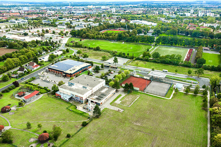 Mitten im Grünen soll das Klimaquartier in Schweinfurt entstehen. Zehn Hektar groß ist das Areal Kessler Field. Die bestehenden Gebäude in der Bildmitte bleiben erhalten. Das Klimaquartier schließt sich an. Mitten im Grünen soll das Klimaquartier in Schweinfurt entstehen. Zehn Hektar groß ist das Areal Kessler Field. Die bestehenden Gebäude in der Bildmitte bleiben erhalten. Das Klimaquartier schließt sich an.