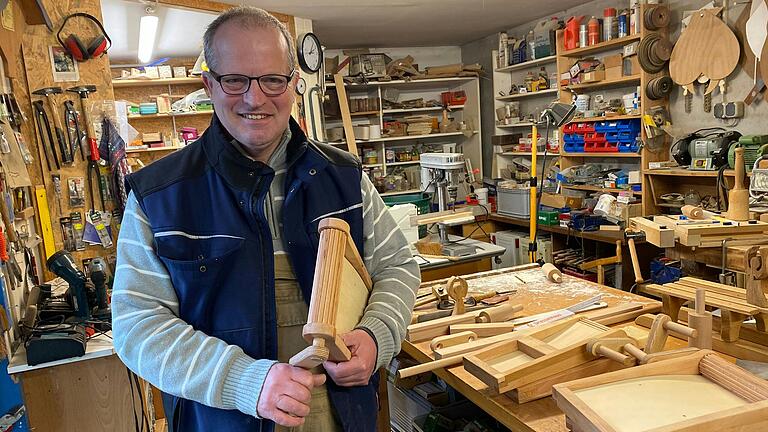 Armin Väth aus Marienbrunn fertigt in seiner Holzwerkstatt Ratschen für die Karwoche an. Je nach Ort sehen die Instrumente anders aus, haben jedoch den gleichen Zweck: möglichst viel Lärm machen, um die Gläubigen an die Gebetszeiten zu erinnern. Armin Väth aus Marienbrunn fertigt in seiner Holzwerkstatt Ratschen für die Karwoche an. Je nach Ort sehen die Instrumente anders aus, haben jedoch den gleichen Zweck: möglichst viel Lärm machen, um die Gläubigen an die Gebetszeiten zu erinnern.