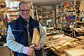 Armin Väth aus Marienbrunn fertigt in seiner Holzwerkstatt Ratschen für die Karwoche an. Je nach Ort sehen die Instrumente anders aus, haben jedoch den gleichen Zweck: möglichst viel Lärm machen, um die Gläubigen an die Gebetszeiten zu erinnern.