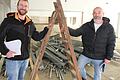 Robert (rechts) und Jochen Manhardt legen in der Tiefgarage des künftigen Hotels Sonnenhof Hand an. Aktuell&nbsp; steht dort die Entkernung samt Entsorgung alter Installationen an.