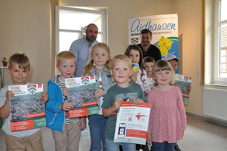 Kinder von Aidhausen mit Sammelalben Kinder von Aidhausen mit Sammelalben