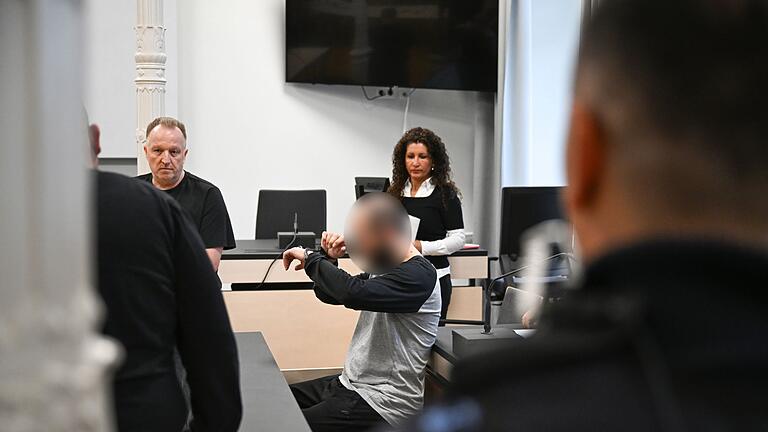 Prozess gegen 34-Jährigen wegen Messerangriffs auf Mädchen - Der Mann gesteht zu Prozessbeginn. Prozess gegen 34-Jährigen wegen Messerangriffs auf Mädchen - Der Mann gesteht zu Prozessbeginn.