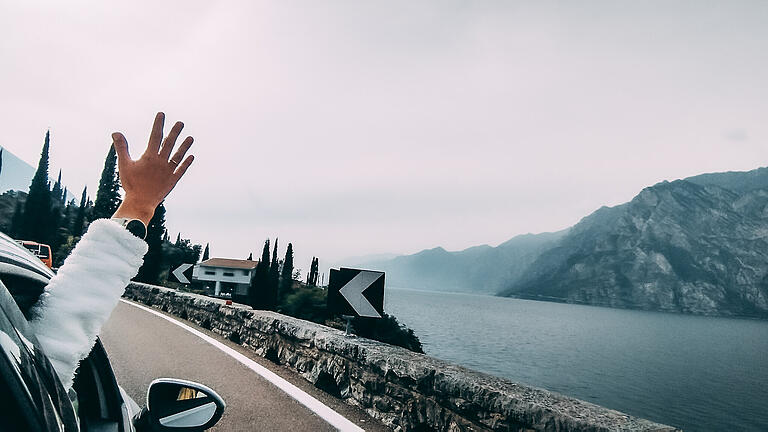 Auto Gardasee.jpeg - Mit dem Auto zum Gardasee und endlich Urlaub? Bevor es losgeht, sollte eine wichtige Sache am Auto überprüft werden. Auto Gardasee.jpeg - Mit dem Auto zum Gardasee und endlich Urlaub? Bevor es losgeht, sollte eine wichtige Sache am Auto überprüft werden.