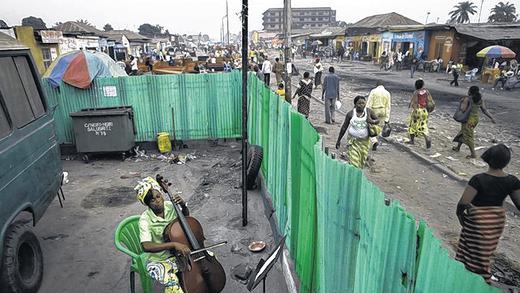 (huGO-ID: 18656293) 1. Preis Kunst und Kultur Einzelfotos Andrew McConnell, Irland, Panos Pictures für Der Spiegel Joséphine Nsimba Mpongo (37) übt Cello im Stadtteil Kimbanguiste von Kinshasa, Kongo. Sie ist Mitglied des Orchestre Symphonique Kimbanguiste (OSK), des einzigen Symphonieorchesters in Zentralafrika. Tagsüber verkauft Joséphine Eier auf dem Hauptmarkt von Kinshasa und fast jeden Abend der Woche probt sie mit dem Orchester. Das OSK wurde 1994 von seinem heutigen Dirigenten Armand Diangienda gegründet. Anfangs haben sich ein paar Dutzend Musiker die wenigen Instrumente geteilt, die ihnen zur Verfügung standen. Heute kann das OSK für ein Konzert 200 Musiker zusammenbringen. Die meisten davon sind Autodidakten und Amateure, die tagsüber ihren Jobs in der ganzen Stadt nachgehen. FOTO Andrew McConnell (huGO-ID: 18656293) 1. Preis Kunst und Kultur Einzelfotos Andrew McConnell, Irland, Panos Pictures für Der Spiegel Joséphine Nsimba Mpongo (37) übt Cello im Stadtteil Kimbanguiste von Kinshasa, Kongo. Sie ist Mitglied des Orchestre Symphonique Kimbanguiste (OSK), des einzigen Symphonieorchesters in Zentralafrika. Tagsüber verkauft Joséphine Eier auf dem Hauptmarkt von Kinshasa und fast jeden Abend der Woche probt sie mit dem Orchester. Das OSK wurde 1994 von seinem heutigen Dirigenten Armand Diangienda gegründet. Anfangs haben sich ein paar Dutzend Musiker die wenigen Instrumente geteilt, die ihnen zur Verfügung standen. Heute kann das OSK für ein Konzert 200 Musiker zusammenbringen. Die meisten davon sind Autodidakten und Amateure, die tagsüber ihren Jobs in der ganzen Stadt nachgehen. FOTO Andrew McConnell