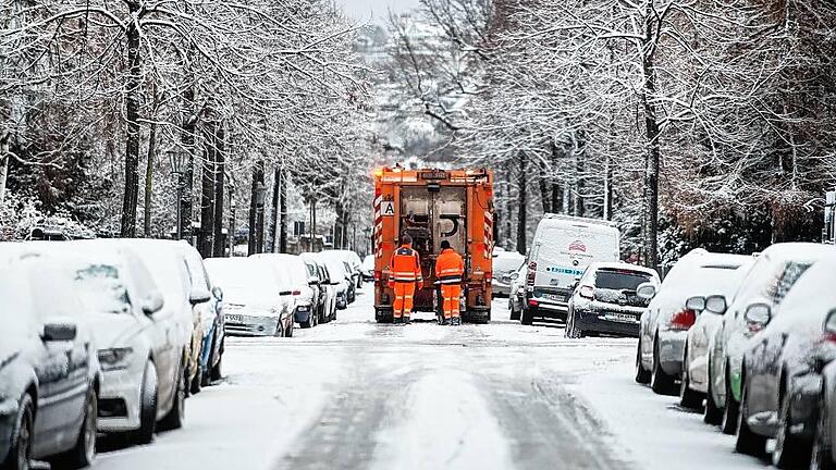 Winter in Sachsen - In einigen Orten des Landkreises Bad Kissingen musste wegen des Wintereinbruchs die Müllabfuhr abgebrochen werden. Winter in Sachsen - In einigen Orten des Landkreises Bad Kissingen musste wegen des Wintereinbruchs die Müllabfuhr abgebrochen werden.