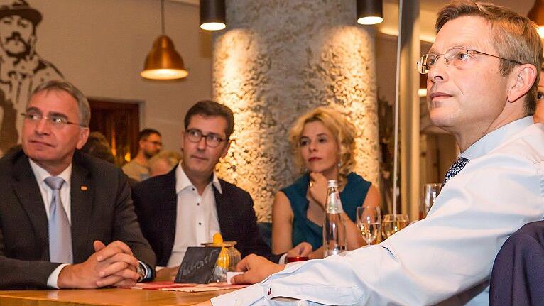 Ernste Gesichter: Oliver Jörg (rechts) mit MdB Paul Lehrieder, OB Christian Schuchardt und dessen Lebensgefährtin Eva-Maria Bast im Ratskeller.