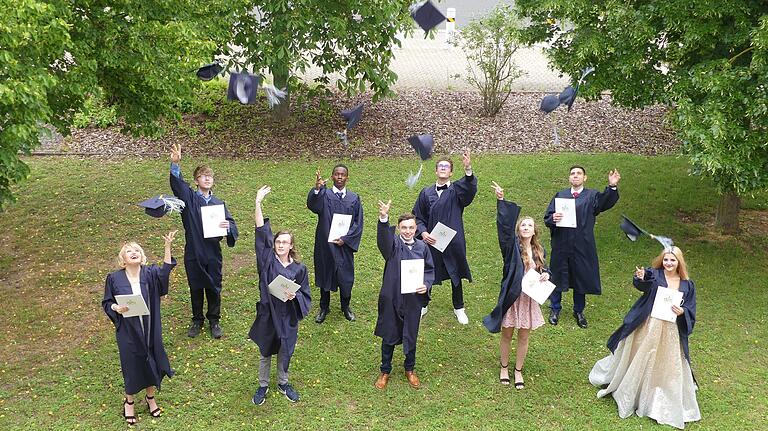 Hoch die Hüte: Helena Hergenröther, Kai Niermann, Michael Levigion, Darren Rutinwa, Frederik Eckart, Moritz Pulvermüller, Sophie Köhler, Qustandi Altork und Ela Ates haben ihre Diplome erhalten (von links). Hoch die Hüte: Helena Hergenröther, Kai Niermann, Michael Levigion, Darren Rutinwa, Frederik Eckart, Moritz Pulvermüller, Sophie Köhler, Qustandi Altork und Ela Ates haben ihre Diplome erhalten (von links).