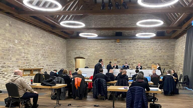 Eine Aufnahme vom Auftakt im Januar: Der Prozess gegen fünf mutmaßliche Drogendealer am Landgericht Würzburg ist aus Platzgründen an den Wöllrieder Hof in Rottendorf verlegt.&nbsp;