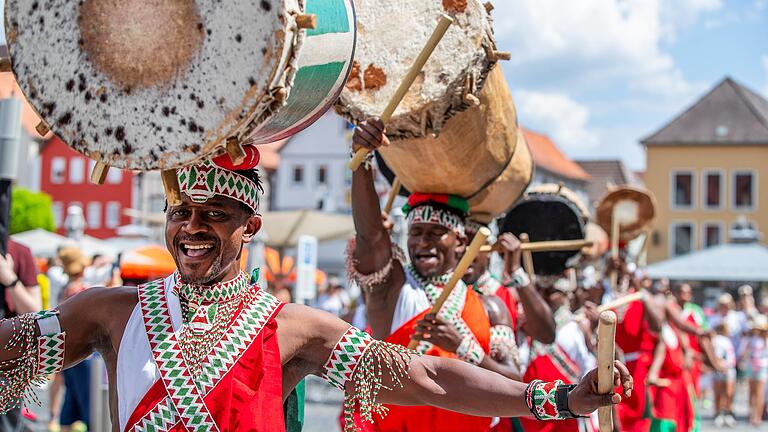 Ein bunter Umzug zog sich beim Afrika Festival durch Bad Neustadt. Ein bunter Umzug zog sich beim Afrika Festival durch Bad Neustadt.