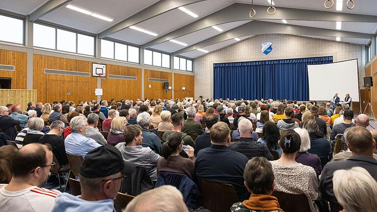 Rund 300 Menschen besuchen am Montag die Informationsveranstaltung in der Mehrzweckhalle in Himmelstadt zur geplanten und umstrittenen Unterkunft für Geflüchtete. Zum Diskussionsabend wurden auch Vertreter der Politik, der Regierung und der Polizei geladen.