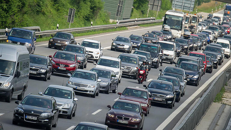 Stau auf der Autobahn - Symbolbild: Stau Stau auf der Autobahn - Symbolbild: Stau