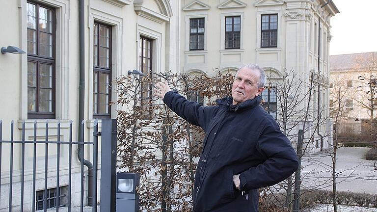 Würzburgs Stadtheimatpfleger Hans Steidle vor dem Rosenbachpalais, in dem Johann Philipp Franz von Schönborn wohnte, um die Bauarbeiten zu überwachen.