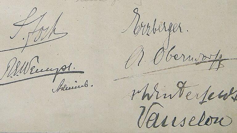 Unterzeichnung Waffenstillstand - Den Waffenstillstand vom 11. November 1918 unterzeichneten links der französische Marschall Ferdinand Foch, darunter der britische Admiral Lord Wester Wemyss. Rechts der deutsche Delegationsleiter Matthias Erzberger, Graf Alfred von Oberndorff, General Detlof von Winterfeldt und Kapitän Ernst Vanselow. Unterzeichnung Waffenstillstand - Den Waffenstillstand vom 11. November 1918 unterzeichneten links der französische Marschall Ferdinand Foch, darunter der britische Admiral Lord Wester Wemyss. Rechts der deutsche Delegationsleiter Matthias Erzberger, Graf Alfred von Oberndorff, General Detlof von Winterfeldt und Kapitän Ernst Vanselow.