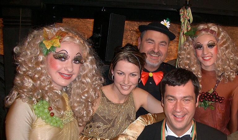 Auch nach ihrer Zeit als Deutsche Weinkönigin ein gern gesehener Gast. Nicole Then (Mitte) bei der Närrischen Weinprobe 2005 mit dem damaligen CSU-Generalsekretär Markus Söder (rechts) und dem damaligen Präsidenten des Fastnacht-Verbands Franken Bernhard Schlereth und den Kellergeistern der Tanz-Sport-Garde Veitshöchheim. Auch nach ihrer Zeit als Deutsche Weinkönigin ein gern gesehener Gast. Nicole Then (Mitte) bei der Närrischen Weinprobe 2005 mit dem damaligen CSU-Generalsekretär Markus Söder (rechts) und dem damaligen Präsidenten des Fastnacht-Verbands Franken Bernhard Schlereth und den Kellergeistern der Tanz-Sport-Garde Veitshöchheim.