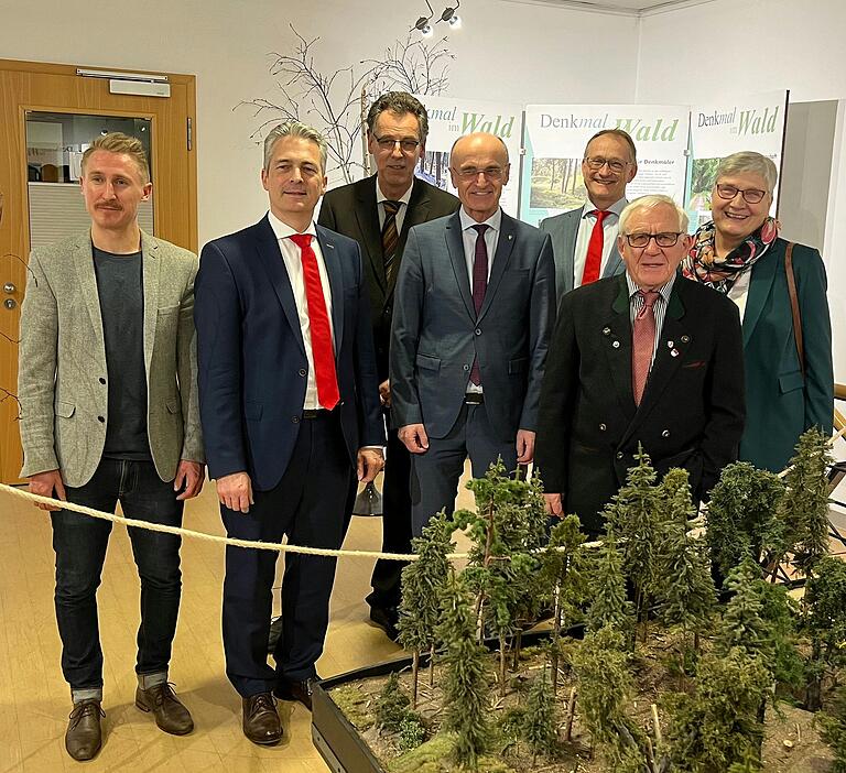Gruppenbild mit Dame: Christof Dilzer, Peter Schleich, Dr. Joachim Hamberger, Landrat Wilhelm Schneider, Andreas Linder, Bernd Reinhard und Andrea Reinhard Gruppenbild mit Dame: Christof Dilzer, Peter Schleich, Dr. Joachim Hamberger, Landrat Wilhelm Schneider, Andreas Linder, Bernd Reinhard und Andrea Reinhard