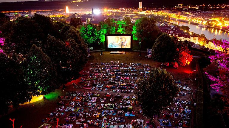 Das Festungsflimmern findet seit vielen Jahren schon auf der Neutorwiese in Würzburg unterhalb der Festung statt (Ausnahme Corona). Das Festungsflimmern findet seit vielen Jahren schon auf der Neutorwiese in Würzburg unterhalb der Festung statt (Ausnahme Corona). 