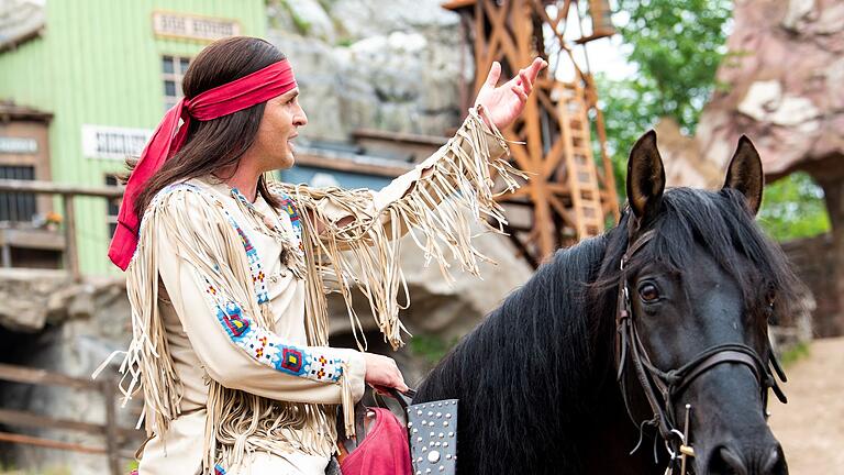 Karl-May-Spiele in Bad Segeberg       -  Alexander Klaws reitet als Winnetou über die Freilichtbühne in Bad Segeberg.