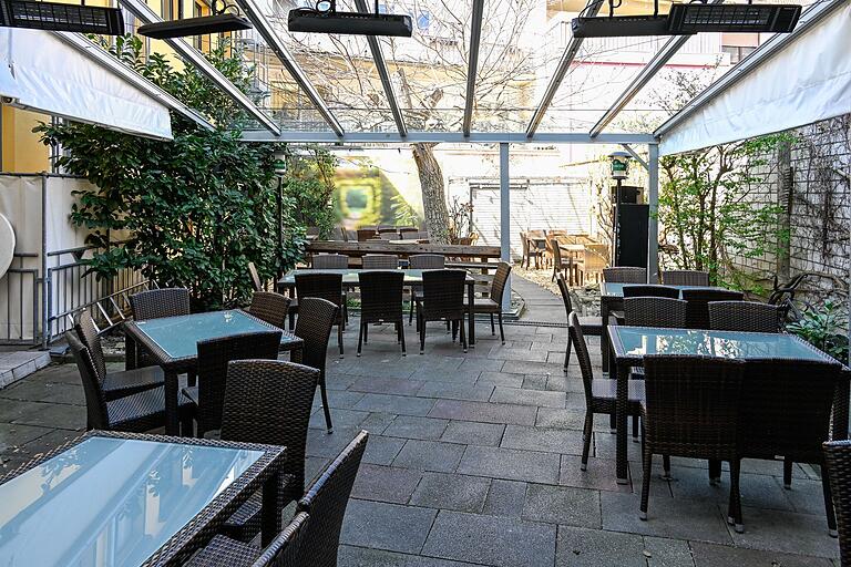 Der Biergarten der Gaststätte Vier Jahreszeiten in der Haugerpfarrgasse ist durch das Restaurant zu erreichen. Im Moment hat er noch geschlossen. Der Biergarten der Gaststätte Vier Jahreszeiten in der Haugerpfarrgasse ist durch das Restaurant zu erreichen. Im Moment hat er noch geschlossen.