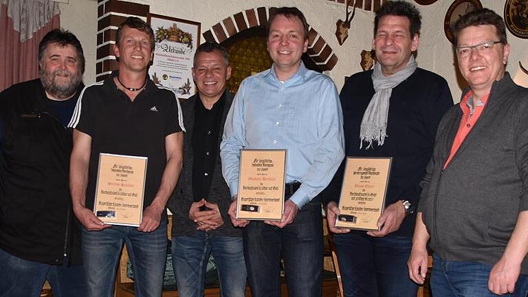 Ehrungen beim SV Altfeld: (von links) Dritter Bürgermeister Martin Harth, Stefan Schäfer, Helmut Freudenberger (Vorstand), Michael Dreßler (Vorstand), Klaus Ehlert und Wolfgang Eyrich (Vorstand). Ehrungen beim SV Altfeld: (von links) Dritter Bürgermeister Martin Harth, Stefan Schäfer, Helmut Freudenberger (Vorstand), Michael Dreßler (Vorstand), Klaus Ehlert und Wolfgang Eyrich (Vorstand).