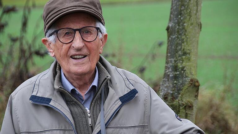 &bdquo;Die Vögel finden nicht genug Futter&ldquo;, sagt Otto Holynski. Deshalb hat er rund um Kitzingen fünf Stationen aufgebaut, an denen er Nahrung für die Tiere bereitstellt.