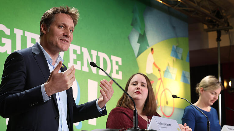 dpa_5FAC6800E7B9A56C.jpg - Selbstbewusst präsentieren sich die Vorsitzenden der Grünen im Landtag, Ludwig Hartmann und Katharina Schulze, bei ihrer Winterklausur im Allgäu. Die Bundesvorsitzende Ricarda Lang (Mitte) kam als Gast. dpa_5FAC6800E7B9A56C.jpg - Selbstbewusst präsentieren sich die Vorsitzenden der Grünen im Landtag, Ludwig Hartmann und Katharina Schulze, bei ihrer Winterklausur im Allgäu. Die Bundesvorsitzende Ricarda Lang (Mitte) kam als Gast.