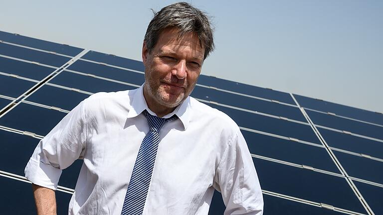 Habeck Solar Cropped.jpg - Bundeswirtschaftsminister Robert Habeck (Grüne) will laut einem Zeitungsbericht den Ausbau der Solarenergie in Deutschland weiter fördern. Habeck Solar Cropped.jpg - Bundeswirtschaftsminister Robert Habeck (Grüne) will laut einem Zeitungsbericht den Ausbau der Solarenergie in Deutschland weiter fördern.