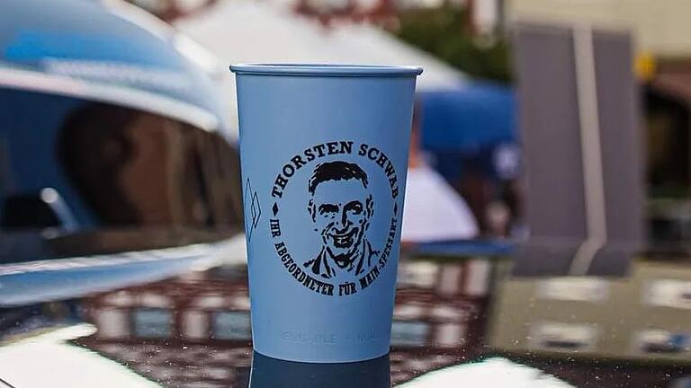 Der Thorsten-Schwab-Kaffeebecher mit einem Bild von Jan Böhmermann. Oder doch nicht? Der Thorsten-Schwab-Kaffeebecher mit einem Bild von Jan Böhmermann. Oder doch nicht?