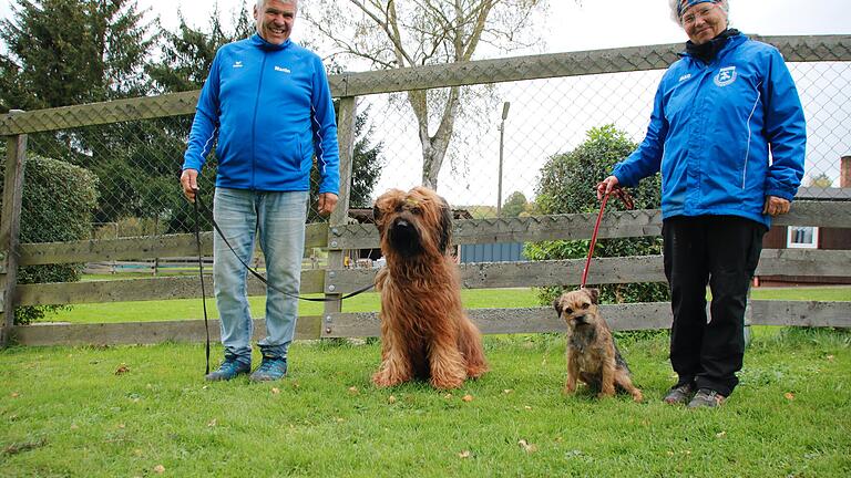 Bayerische Meisterschaft der Fährtenhunde in Bad Kissingen - Große und kleine Hunde: Hündin Oonagh des travailleurs barbus mit Herrchen Martin Müller aus Gröbenzell gewann in diesem Jahr keinen Preis fürs Schnüffeln. Einen Schönheitspreis hätte die Hündin der Rasse Berger de Brie aber bestimmt verdient. Bayerische Meisterschaft der Fährtenhunde in Bad Kissingen - Große und kleine Hunde: Hündin Oonagh des travailleurs barbus mit Herrchen Martin Müller aus Gröbenzell gewann in diesem Jahr keinen Preis fürs Schnüffeln. Einen Schönheitspreis hätte die Hündin der Rasse Berger de Brie aber bestimmt verdient.