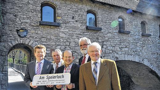 Erfolgreicher SPD-Antrag: Bei der Aufstellung des Straßenschilds „Am Speierloch“ waren (von links) Georg Rosenthal, Franz Göpfert, Udo Feldinger, Victor Heck und Willi Dürrnagel mit von der Partie. FOTO Franz Nickel Erfolgreicher SPD-Antrag: Bei der Aufstellung des Straßenschilds „Am Speierloch“ waren (von links) Georg Rosenthal, Franz Göpfert, Udo Feldinger, Victor Heck und Willi Dürrnagel mit von der Partie. FOTO Franz Nickel