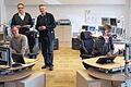 High-Tech in der Main-Schifffahrt: Stephan Momper, Chef des Wasser- und Schifffahrtsamts Aschaffenburg (stehend, rechts) und Patric Zöller, Leiter den Zentrale in Aschaffenburg-Obernau (daneben) sind stolz auf die größte und modernste Leitzentrale Deutschlands.