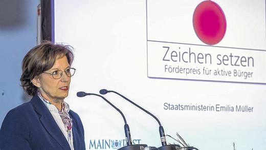 Ehrengast und Festrednerin: Bayerns Sozialministerin Emilia Müller lobte das Ehrenamt im Freistaat und plädierte für einen menschenwürdigen Umgang mit Flüchtlingen. Zwei Preise der Aktion Zeichen setzen gingen in diesem Jahr an Initiativen für Flüchtlinge und Integration.