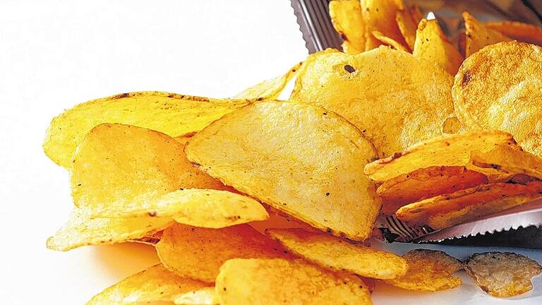 Ist die Tüte Chips erst einmal offen, fällt es schwer, sie wieder wegzulegen: Biochemiker der Uni Nürnberg-Erlangen haben jetzt herausgefunden, woran das liegen könnte.