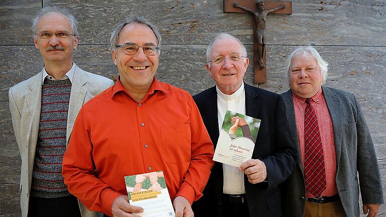 Diözesanadministrator Weihbischof Ulrich Boom (Zweiter von rechts) bei der Übergabe der Broschüre &bdquo;Jeder Abschied ist schwer&ldquo; mit den verantwortlichen Mitarbeitern (von links) Klaus Korbmann (Gemeindecaritas), Robert Hübner (Asylseelsorge) und Thomas Kipple (Migrations- und Flüchtlingsberatung der Caritas).