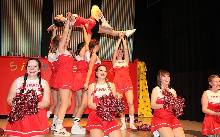 Akrobatisch präsentieren die hübschen Alzemer Cheerleader in der DJK-Halle in Alitzheim einen begeisternden Schautanz. Akrobatisch präsentieren die hübschen Alzemer Cheerleader in der DJK-Halle in Alitzheim einen begeisternden Schautanz.