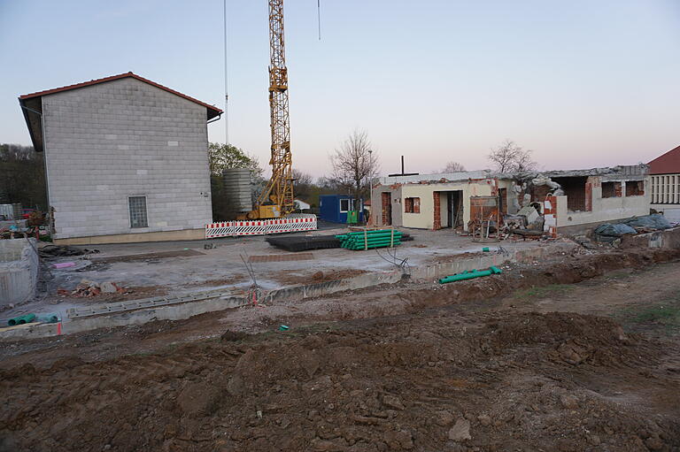 Die Rhönhalle in Frankenheim ist nahezu vollständig verschwunden. Vergaben für den Neubau wurden vom Stadtrat getätigt. Die Rhönhalle in Frankenheim ist nahezu vollständig verschwunden. Vergaben für den Neubau wurden vom Stadtrat getätigt.