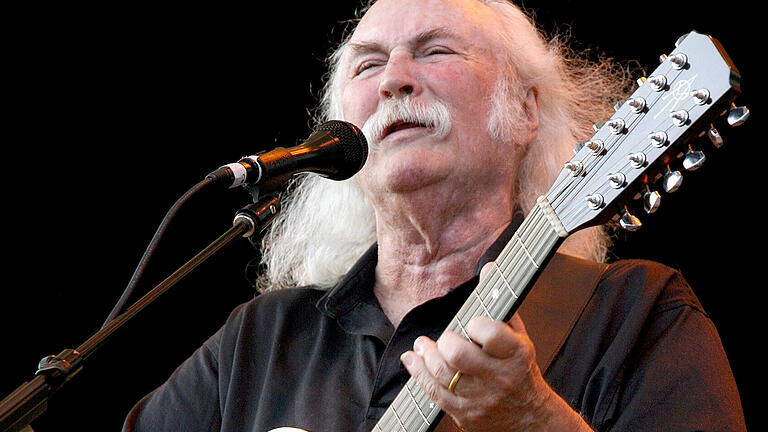 US-Singer-Songwriter David Crosby stirbt mit 81       -  US-Singer-Songwriter David Crosby stirbt mit 81ARCHIV - 29.07.2008, USA, New York: Der Musiker David Crosby tritt auf der Central Park SummerStage in New York auf, als Crosby, Stills und Nash bei einem Benefizkonzert für die City Parks Foundation auftreten. Der einflussreiche amerikanische Singer-Songwriter David Crosby ist tot. Der Musiker starb im Alter von 81 Jahren «nach langer Krankheit», wie seine Ehefrau dem Magazin «Variety» mitteilte. Foto: Diane Bondareff/FR81453 AP/dpa +++ dpa-Bildfunk +++