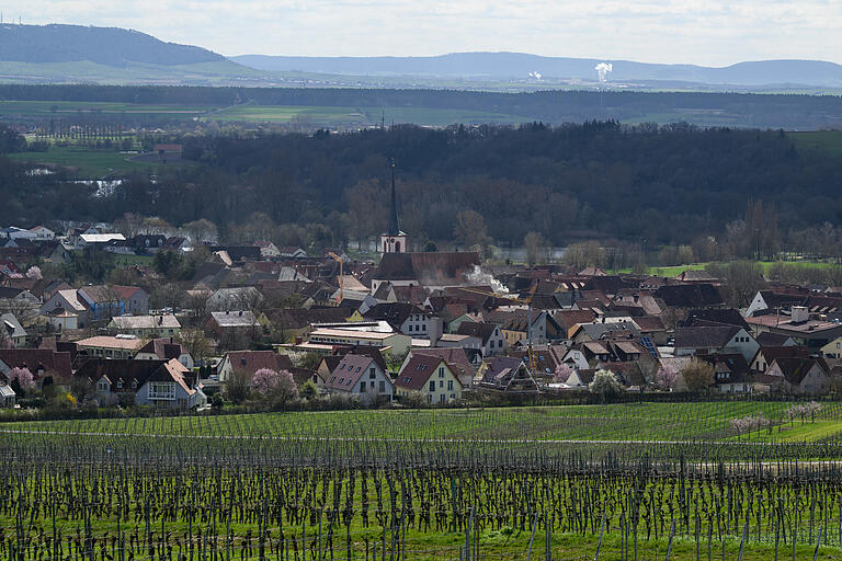 Vom Aussichtspunkt Sommerach Fränkische Weinberge hat man einen wunderbaren Blick auf den kleinen Weinort und die Region. Vom Aussichtspunkt Sommerach Fränkische Weinberge hat man einen wunderbaren Blick auf den kleinen Weinort und die Region.
