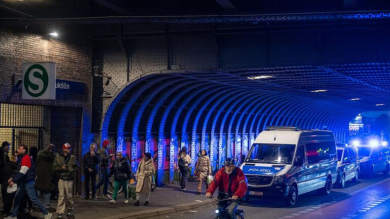 Polizeieinsatz am S-Bahnhof Neukölln       -  Polizeieinsatz nach Sprengstoff-Fund in Neukölln.